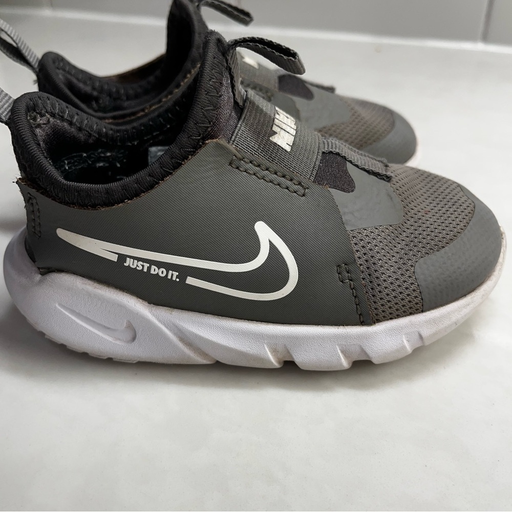 Toddler Nike flex pull on sneakers